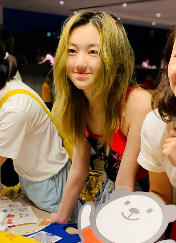 衣品大|李嫣恢复后衣品大提升！高冷气质酷似王菲，又一宅男女神诞生