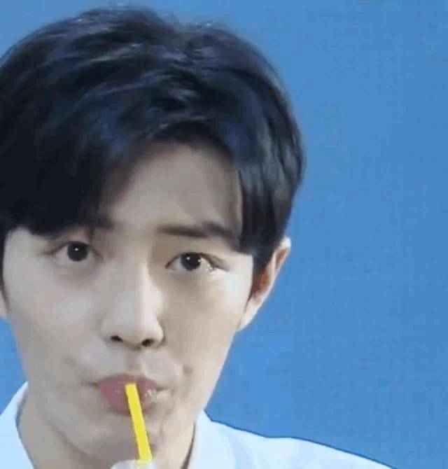 有种"喝水姿势"叫肖战,肖战喝水再上热搜,嘟嘴卖萌却遭网友吐槽