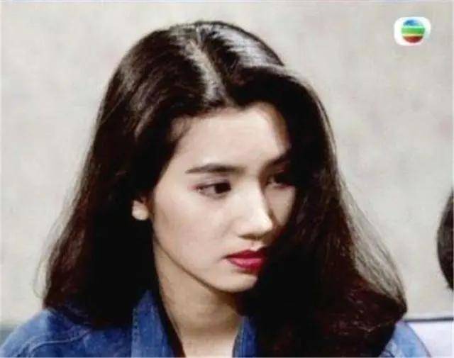 洪欣女儿长大了，笑容可爱大眼迷人，与1米87的哥哥成反差萌