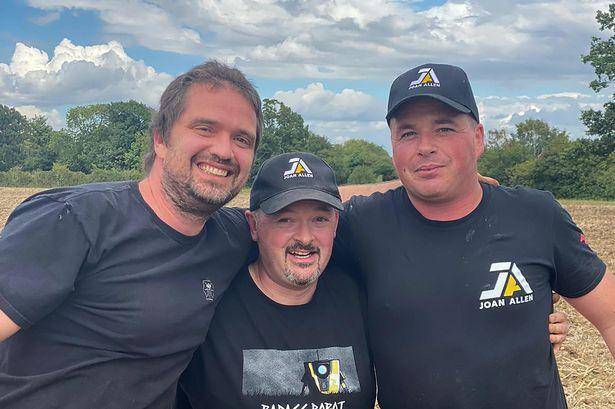 地下真有宝!英国男子田里挖出1000多枚银币,价