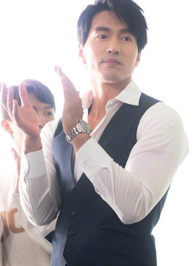 43岁言承旭和小20岁女星演偶像剧？脱衣秀喷张肌