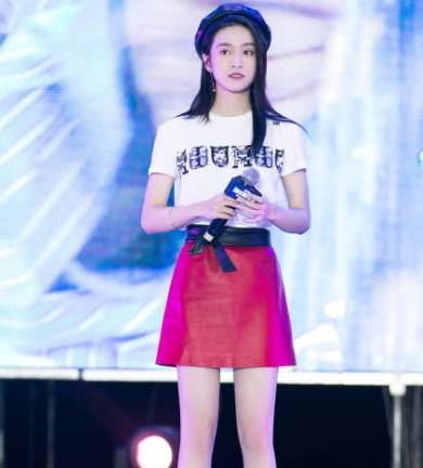 张雪迎|21岁张雪迎撞衫26岁迪丽热巴，没想到这次热巴会完全被“碾压”！