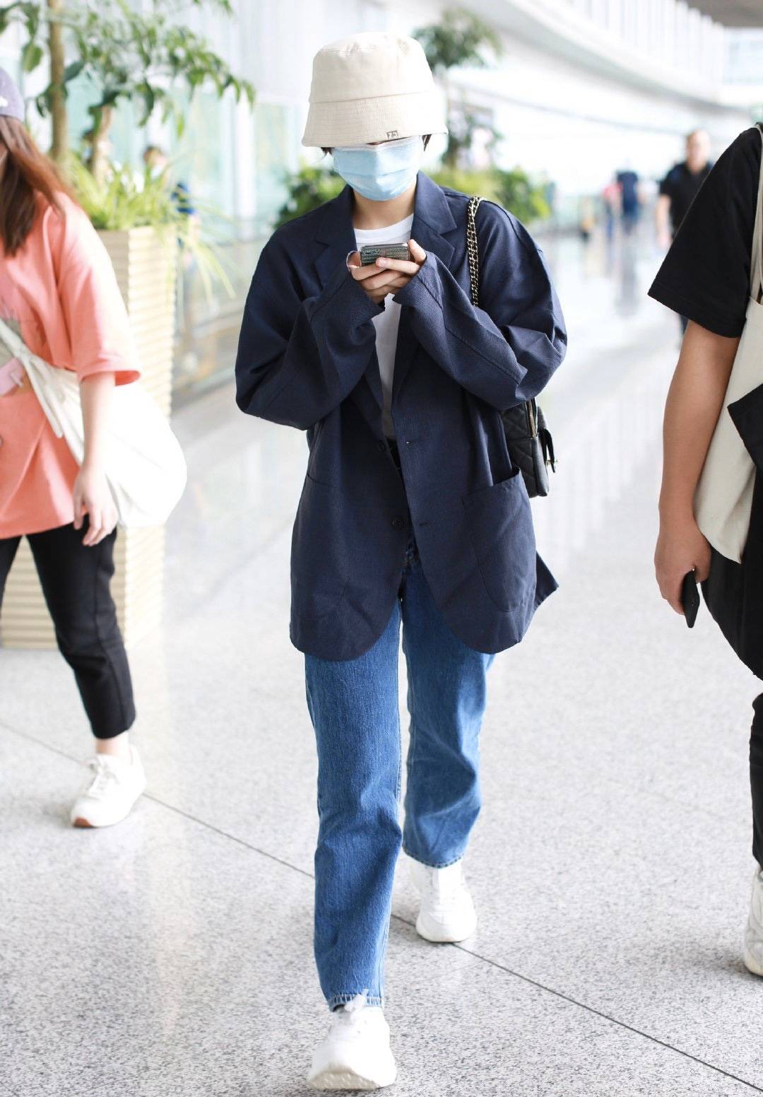 西装|张子枫身材太路人，高考后现身机场，夏季穿厚重西装牛仔裤更显矮