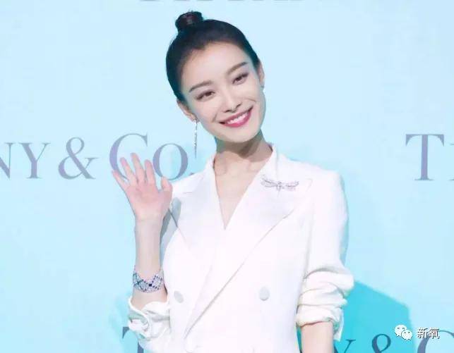 白皮|娱乐圈最新冷白皮冠军，生图让所有女星黯然失色！