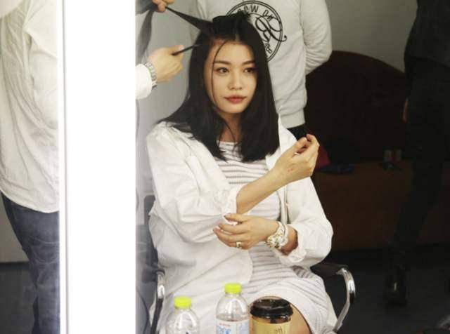 汪峰女儿小苹果近照超美，深夜赤脚坐楼顶，表