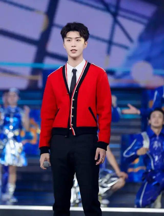 太平洋|神颜Lisa也有翻车的这天?她这环太平洋肩宽也太瞩目了...