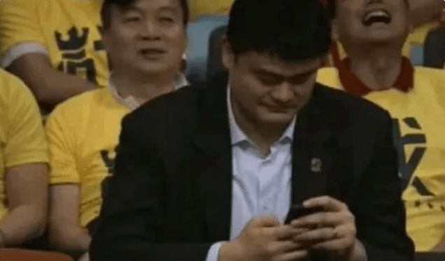 原创nba巨星玩手机啥样?科比像在扣手,姚明要用上放大镜