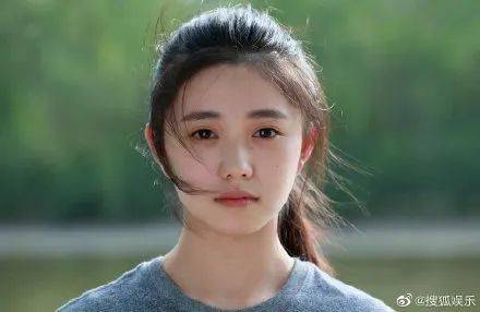 张艺谋审美改变竟用网红脸？新晋00后谋女郎首亮