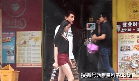 老总交换女伴_男子与女伴亲热摸到