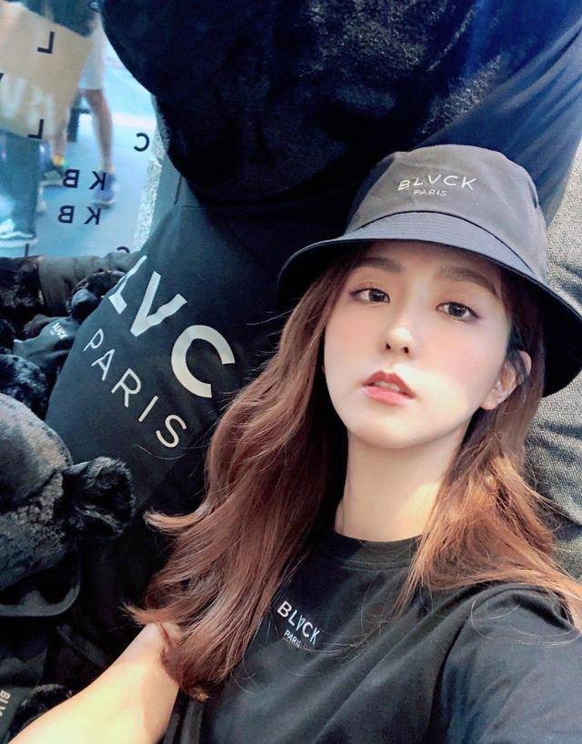 35岁女星太豪放!与新男友当街热吻,绯闻不断还和钱枫互动亲密