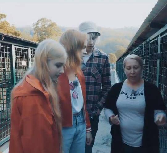 休闲|LV太子妃参观流浪犬所落泪，满脸憔悴抬头纹明显，仍坚持素颜出街