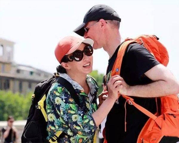 原创金星买早饭被认出，半扎头发再搭条连衣裙，本人还是很漂亮！