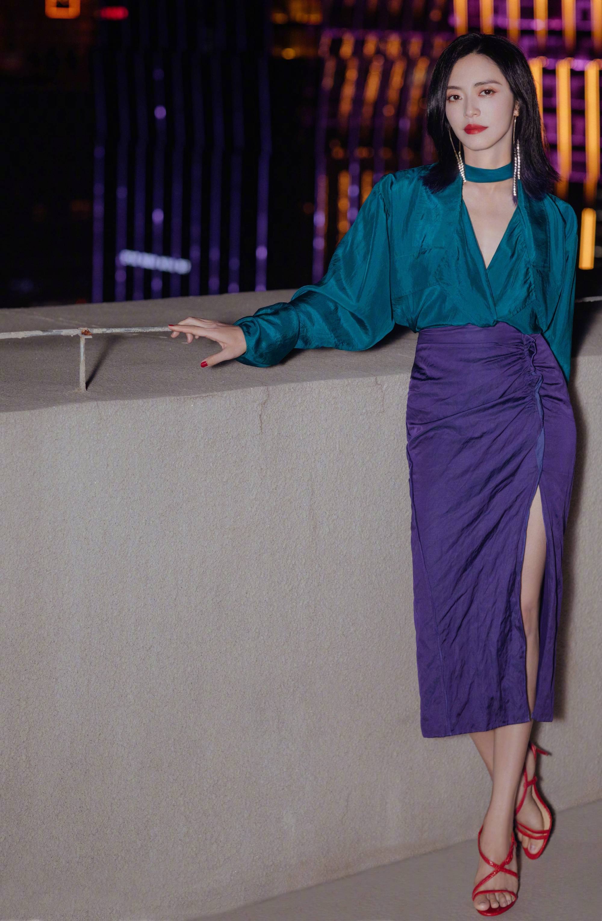 活动|姚晨不受恶评影响，参加活动做评委状态好，穿撞色套装凸显品味