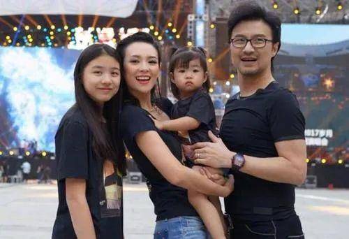 汪峰|汪峰探班章子怡，暴露头大腿短超虐身材，女儿醒醒撞脸小苹果