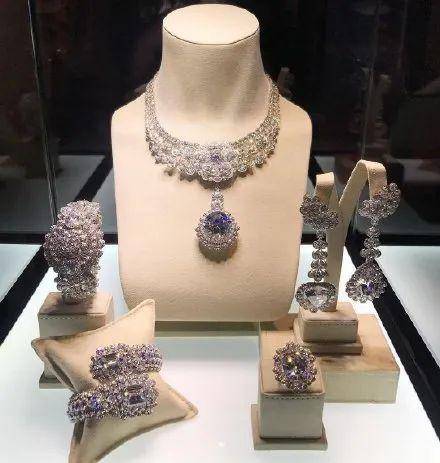 汪峰|汪峰探班章子怡，暴露头大腿短超虐身材，女儿醒醒撞脸小苹果