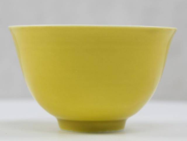中国古美術品　黄釉暗刻龍文皿「大清康熙年製」記年款 中国古美術品 黄釉暗刻龍文皿「大清康熙年製」記