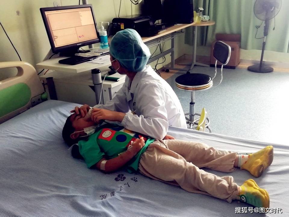 男童|病危通知下达12次，迷糊中哭喊：怕，妈妈抱2岁男童发烧120多天
