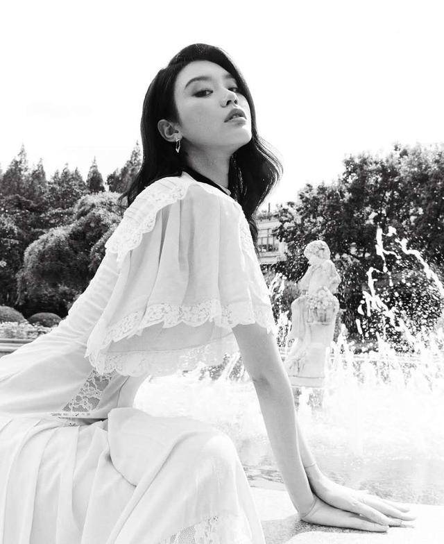 大气|奚梦瑶产后首度出席活动，一袭蕾丝裙大气温婉，当妈后更端庄了