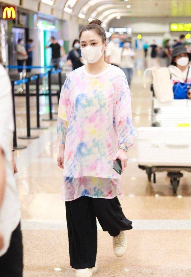 后首|阿娇离婚后首度现身机场，穿大码T恤身材圆润，大肚腩太抢眼