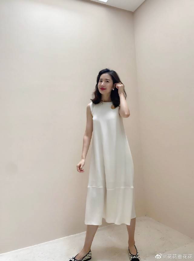 花花|总裁夫人一袭白裙优雅亮相，被赞穿衣高级，张大奕晒照不敢露正脸