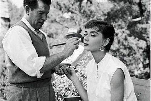 经典|被无数男人深爱，今成一代经典，奥黛丽赫本原来是这样的女人？