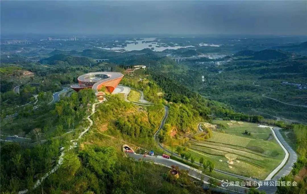 成都东部龙泉山上 一处名为"城市之眼"的新景点 成为人气爆棚的网红