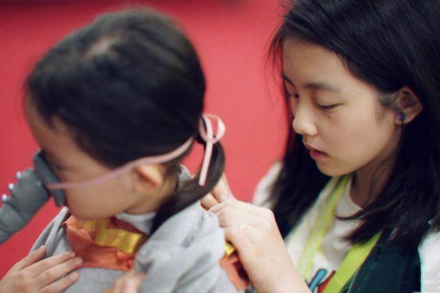 多多|多多为妹妹化妆成小猎豹，妹妹躺在姐姐怀里，画面温馨有爱