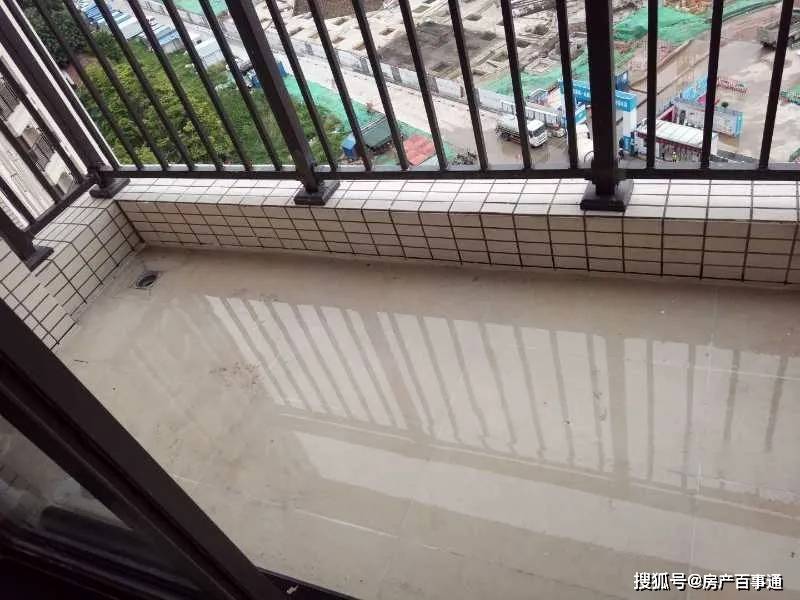 这些尚且可以通过后期修补,而阳台坡度不足 容易积水的问题,似乎比较