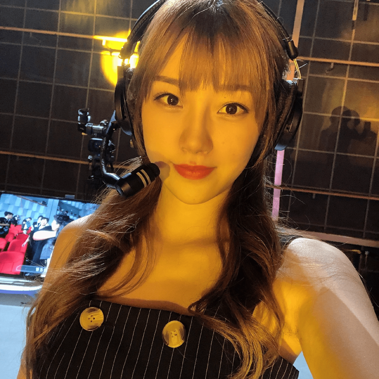 原创史上最保守女解说,立人参加好身材评选,裹得严严实实就上了