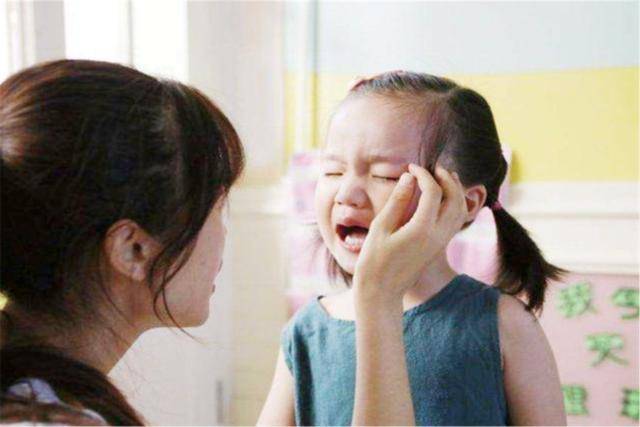 原创娃在幼儿园被欺负，高情商宝爸的举动获网友点赞：说话技巧满分