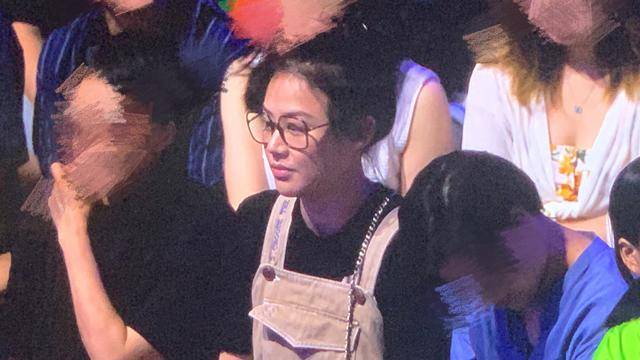 马思纯现身医院求诊，素颜憔悴眉头紧蹙，与医