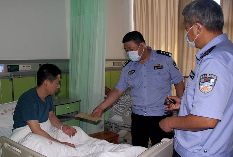 常德交警直属一大队领导到医院看望生病住院民警