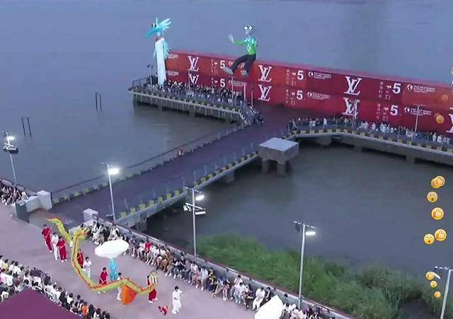 奚梦瑶|LV秀成村口晚会！虞书欣穿红裙小粗腿吸睛，奚梦瑶宫廷裙slay全场