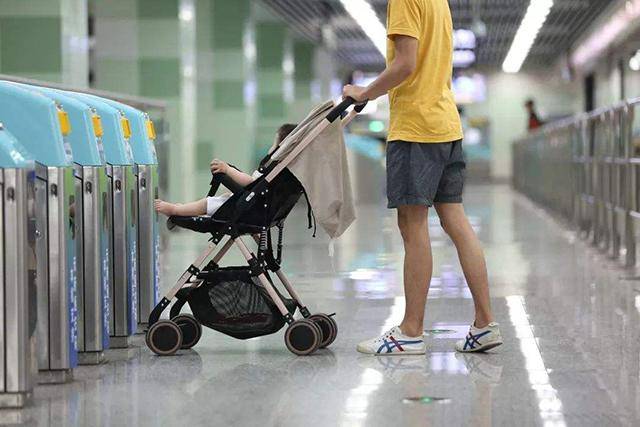 宝宝|这两种危险行为，很多家长做过婴儿车再方便也有安全隐患