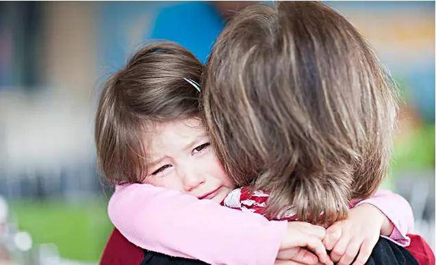 梦见自己抱着朋友的小孩哭，情感深处的共鸣与未竟之愿