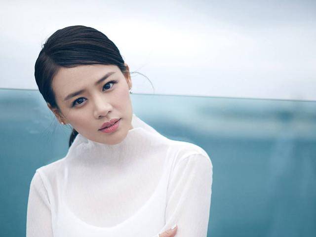 马思纯现身医院求诊，素颜憔悴眉头紧蹙，与医