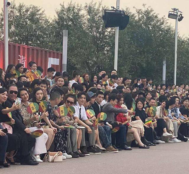 奚梦瑶|LV秀成村口晚会！虞书欣穿红裙小粗腿吸睛，奚梦瑶宫廷裙slay全场