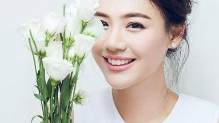 马思纯现身医院求诊，素颜憔悴眉头紧蹙，与医