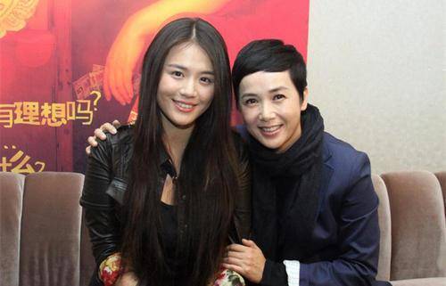 马思纯现身医院求诊，素颜憔悴眉头紧蹙，与医