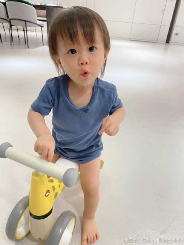 福原爱晒四代同框照,江宏杰带俩孩子,姐姐像