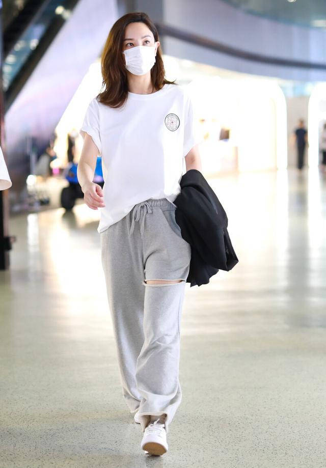 郑希怡真是“飒姐”，白T恤配运动裤都穿出霸气感，气质太高级