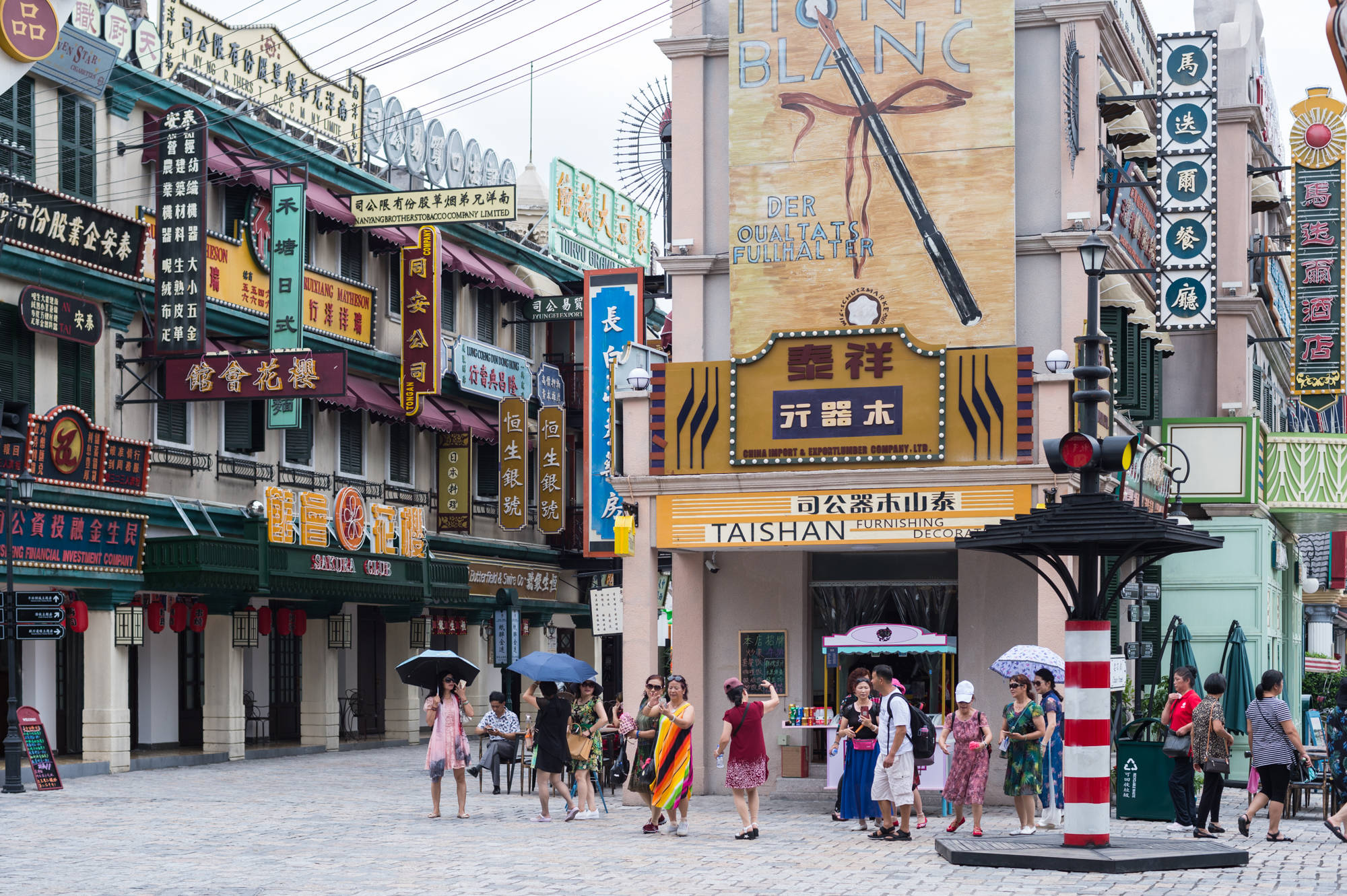 它是横店影视城的发祥地,为拍摄鸦片战争而建,游客称仿佛穿越了