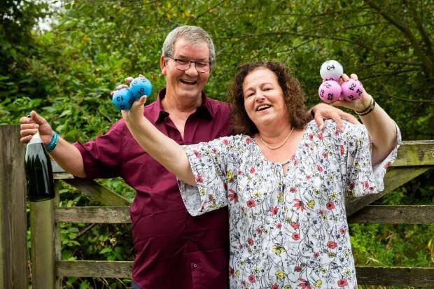 英国男子刚被解雇,就中了百万大奖,老婆开始