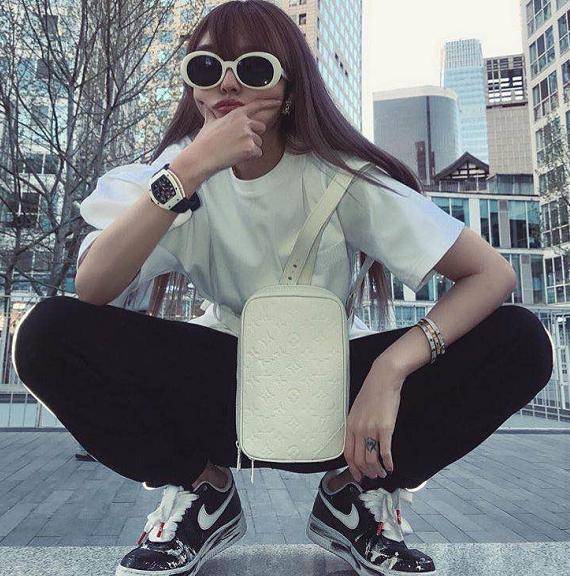 富婆|网红变富婆?周扬青为名下店铺做宣传,一件T恤卖价上万还秒光