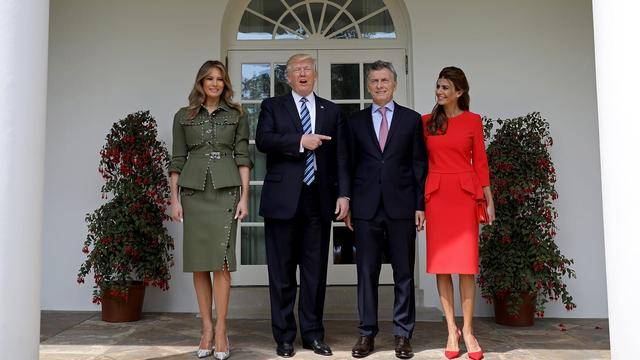 朱莉安娜|阿根廷总统夫人红裙太惊艳！特朗普搂腰拥抱，总统拦不住面露尴尬