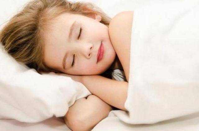 孩子|不想影响孩子的智商和身体发育，那就别和孩子在睡前做这几件事