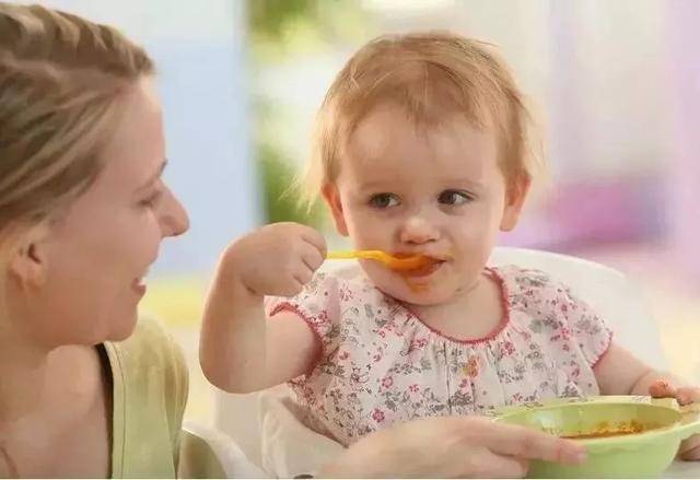 宝宝几个月可以练习自主吃饭 8799f3462f9c4678bc11d239c282ee37.jpeg