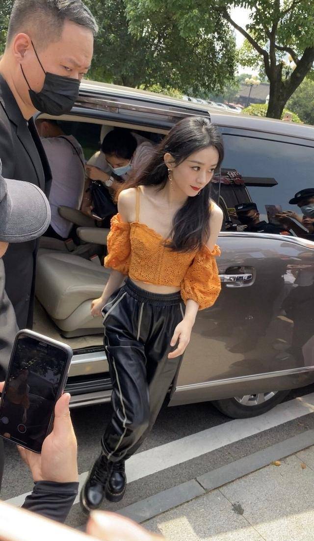 条纹|赵丽颖甜甜的心动造型，红白条纹衫配伞裙，低头垂眸皆是柔情魅力