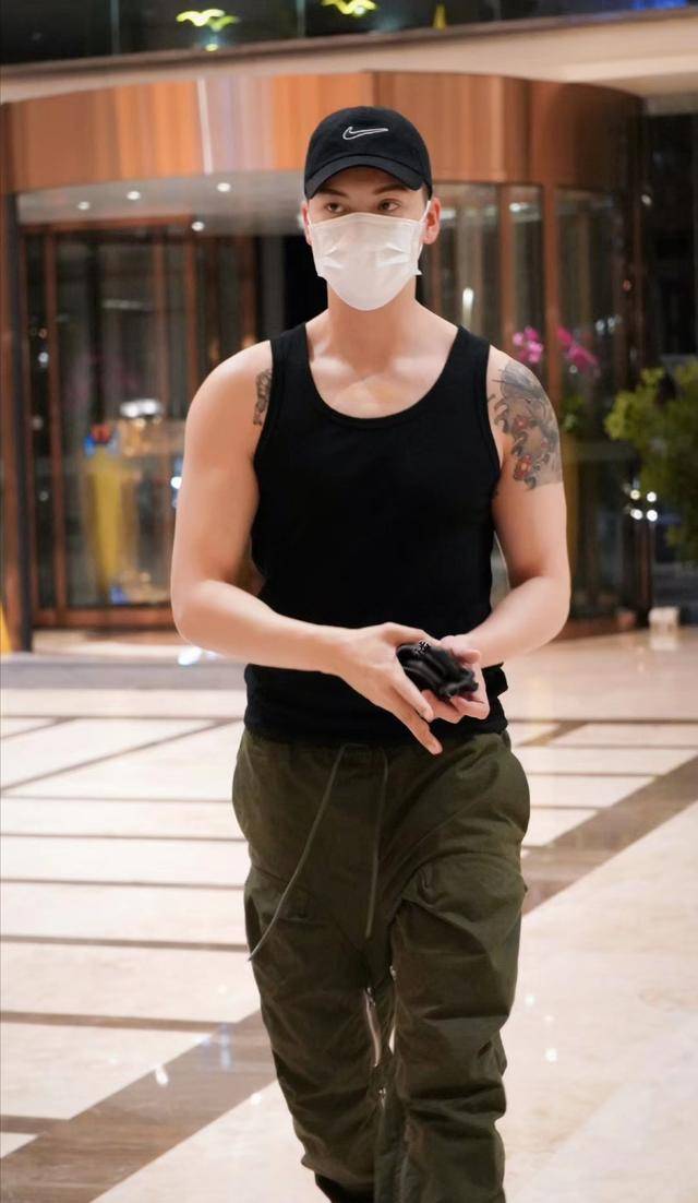 明星背心造型比拼,有颜有身材随意穿,贝克汉姆谢霆锋很有男人味