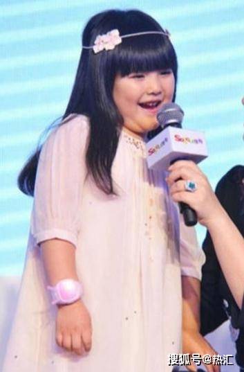 原创女儿被嘲丑！张庭护女心切晒童年丑照，一不小心又“坑”了女儿